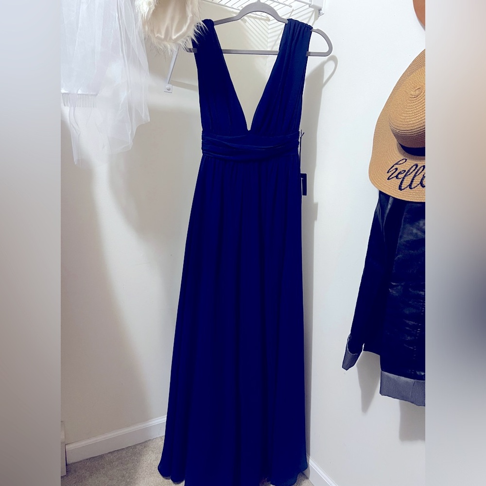 Lulu’s dark blue formal V-neck maxi dress